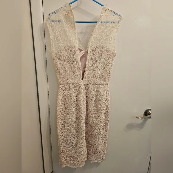 White lace dress with pink underlayment - Picture 2 of 4